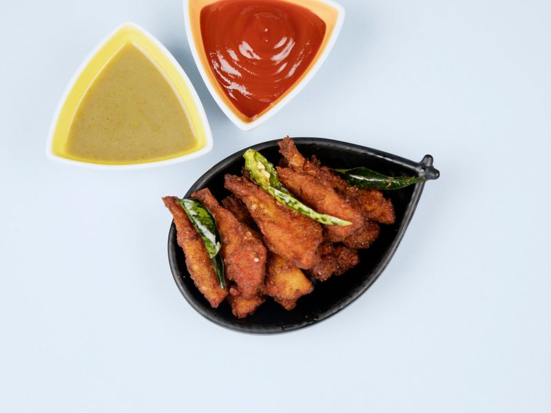 Crispy chicken wings with dipping sauce